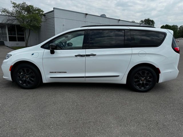 2024 Chrysler Pacifica Hybrid Road Tripper