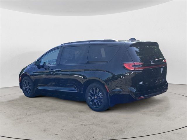 2024 Chrysler Pacifica Hybrid Road Tripper