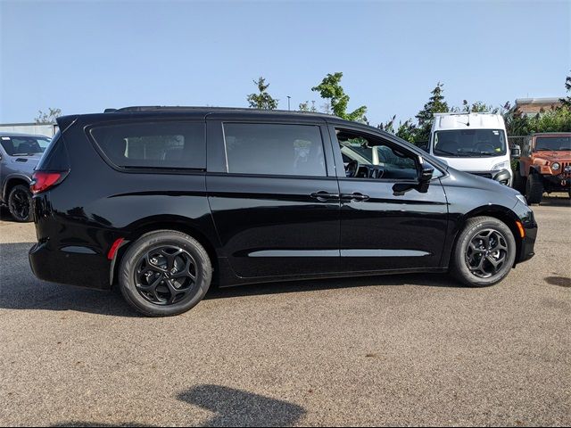 2024 Chrysler Pacifica Hybrid Premium S Appearance Pkg