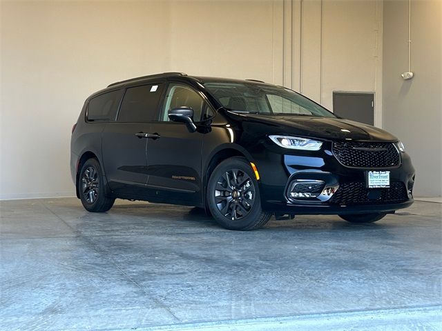 2024 Chrysler Pacifica Hybrid Road Tripper