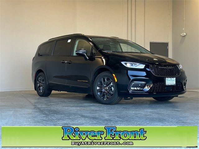 2024 Chrysler Pacifica Hybrid Road Tripper