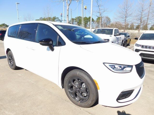 2024 Chrysler Pacifica Hybrid S Appearance Pkg