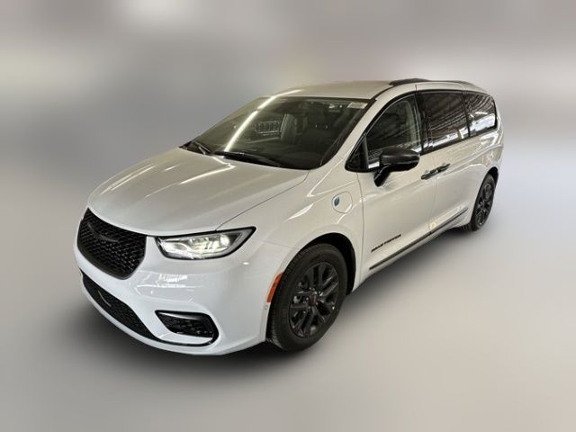 2024 Chrysler Pacifica Hybrid Road Tripper