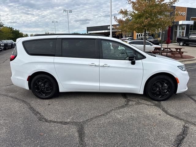 2024 Chrysler Pacifica Hybrid Premium S Appearance Pkg