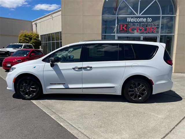 2024 Chrysler Pacifica Hybrid Road Tripper