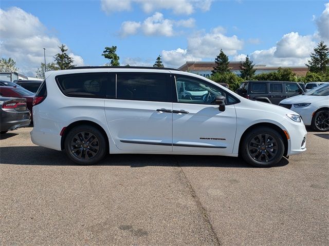 2024 Chrysler Pacifica Hybrid Road Tripper