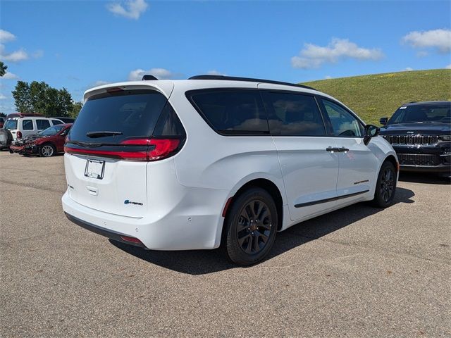 2024 Chrysler Pacifica Hybrid Road Tripper