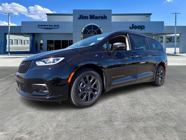 2024 Chrysler Pacifica Hybrid Road Tripper