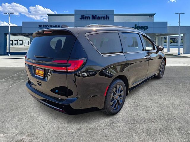 2024 Chrysler Pacifica Hybrid Road Tripper