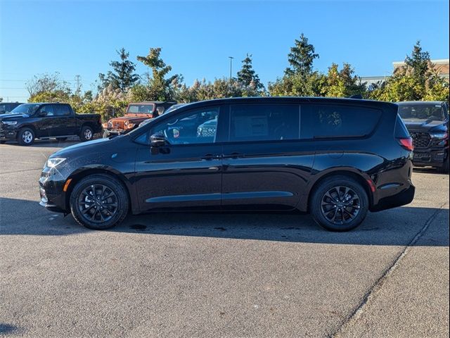 2024 Chrysler Pacifica Hybrid S Appearance Pkg