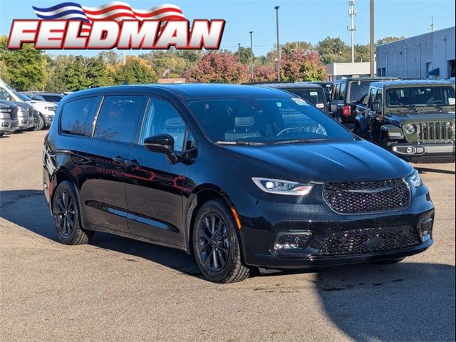 2024 Chrysler Pacifica Hybrid S Appearance Pkg