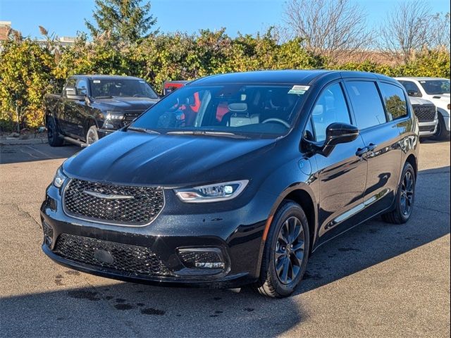 2024 Chrysler Pacifica Hybrid S Appearance Pkg