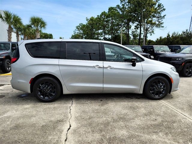 2024 Chrysler Pacifica Hybrid S Appearance Pkg