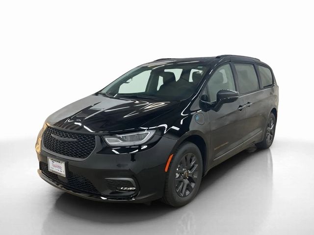 2024 Chrysler Pacifica Hybrid Road Tripper