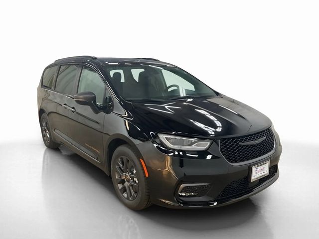 2024 Chrysler Pacifica Hybrid Road Tripper