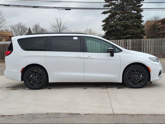 2024 Chrysler Pacifica Hybrid Premium S Appearance Pkg