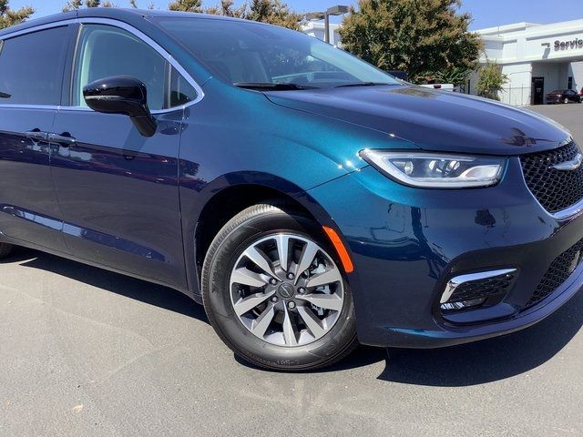 2024 Chrysler Pacifica Hybrid Select