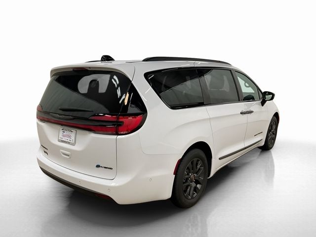 2024 Chrysler Pacifica Hybrid Road Tripper