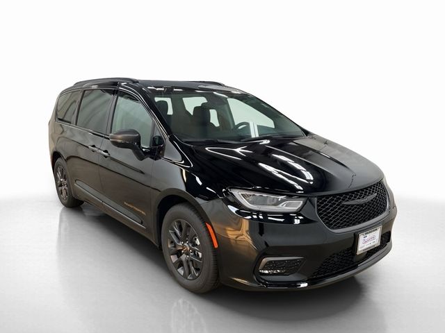 2024 Chrysler Pacifica Hybrid Road Tripper