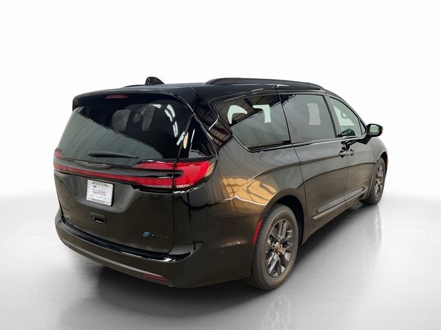 2024 Chrysler Pacifica Hybrid Road Tripper