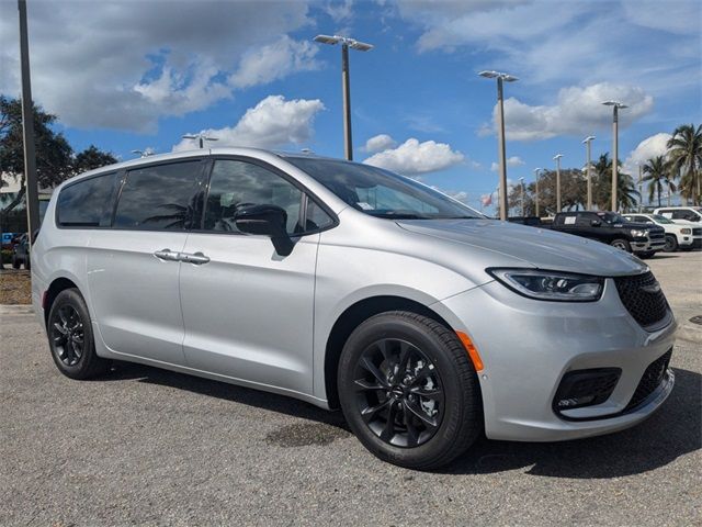 2024 Chrysler Pacifica Hybrid S Appearance Pkg