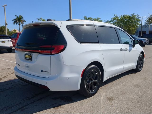 2024 Chrysler Pacifica Hybrid Premium S Appearance Pkg