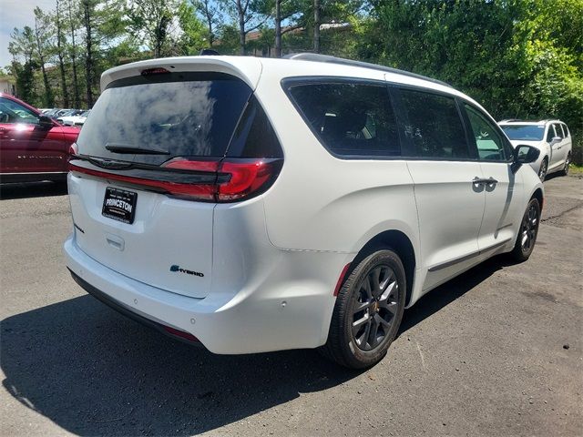 2024 Chrysler Pacifica Hybrid Road Tripper