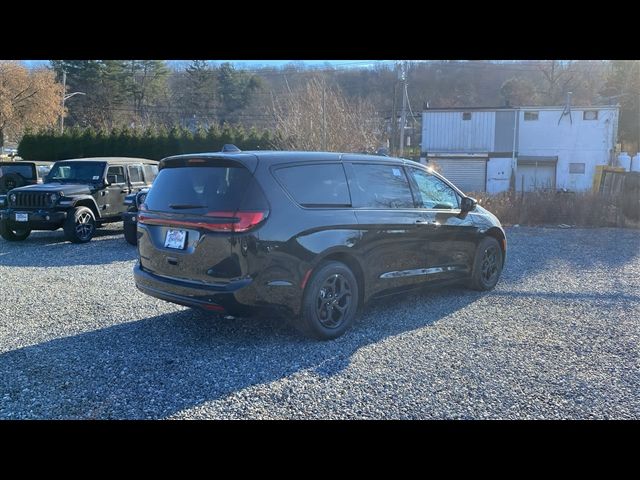 2024 Chrysler Pacifica Hybrid S Appearance Pkg