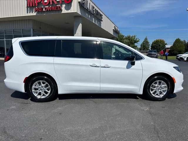 2024 Chrysler Voyager LX