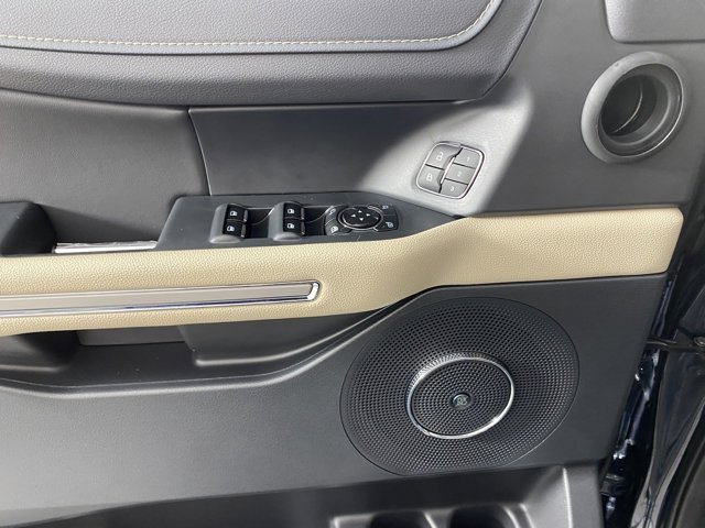 Vehicle image 18 of 20