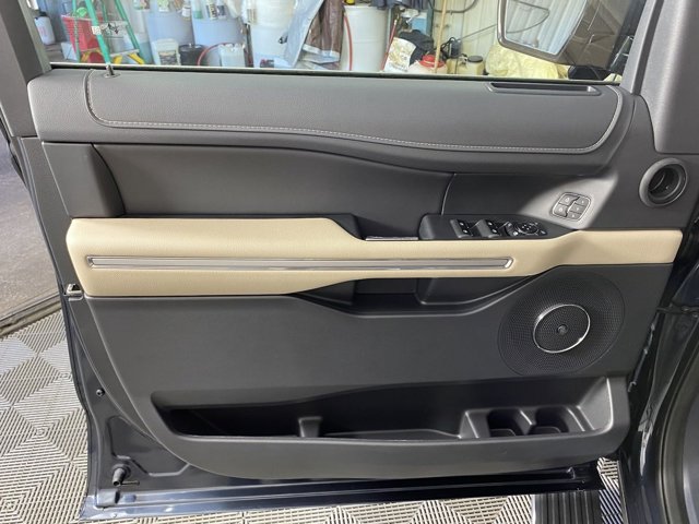 Vehicle image 17 of 20