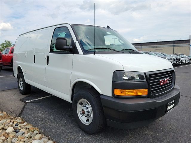 2024 GMC Savana Base