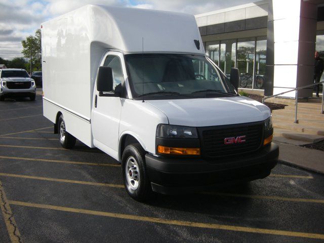 2024 GMC Savana Base