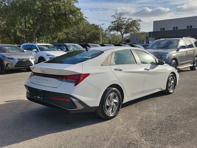 2024 Hyundai Elantra SE