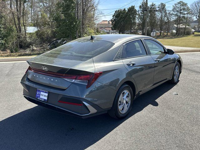 2024 Hyundai Elantra SE