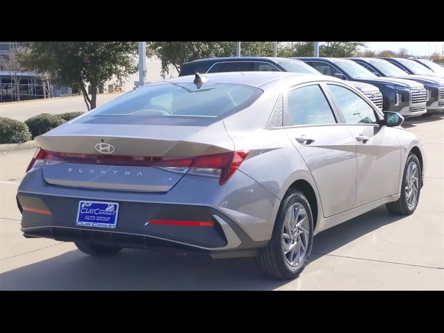 2024 Hyundai Elantra SE