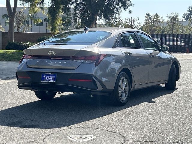 2024 Hyundai Elantra SE