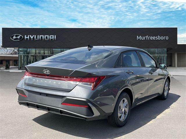 2024 Hyundai Elantra SE