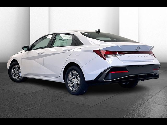 2024 Hyundai Elantra SE