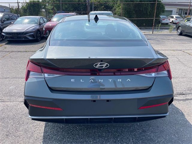 2024 Hyundai Elantra SE