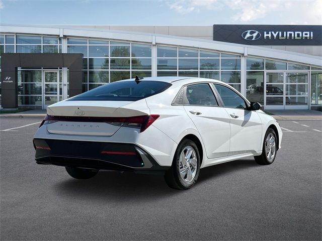 2024 Hyundai Elantra SE