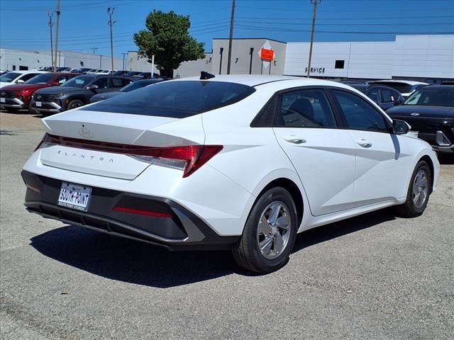 2024 Hyundai Elantra SE