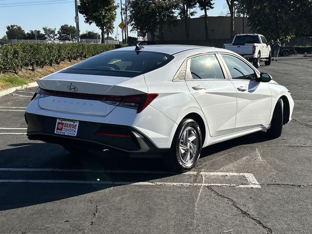 2024 Hyundai Elantra SE