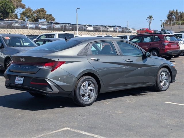 2024 Hyundai Elantra SE