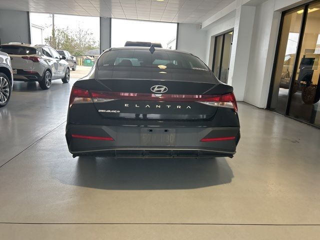 2024 Hyundai Elantra SE