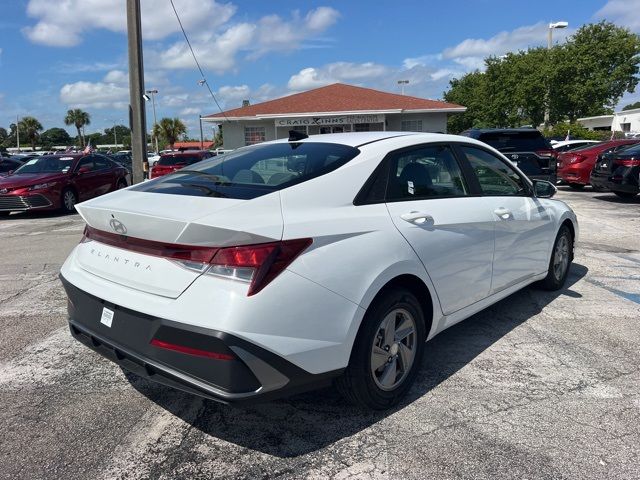 2024 Hyundai Elantra SE