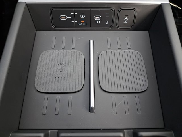 Vehicle image 23 of 28