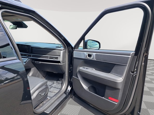 Vehicle image 16 of 28
