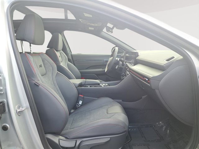Vehicle image 17 of 28