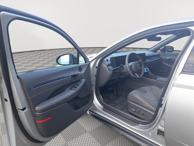 Vehicle image 10 of 28